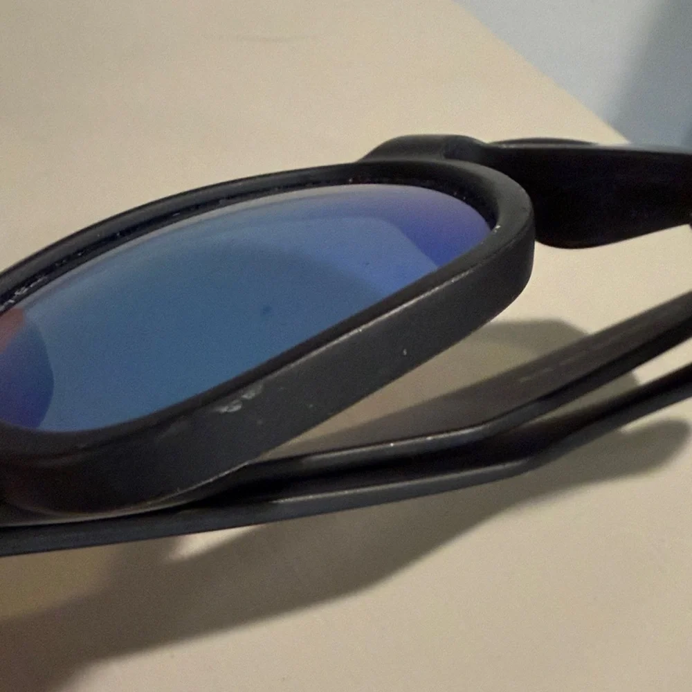 Ray BanSunglasses with Blue Mirrored Lenses - Picture 3 of 9